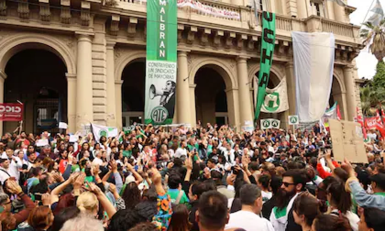 La salud pública en peligro: El gobierno anunció 1400 despidos en diferentes hospitales e institutos