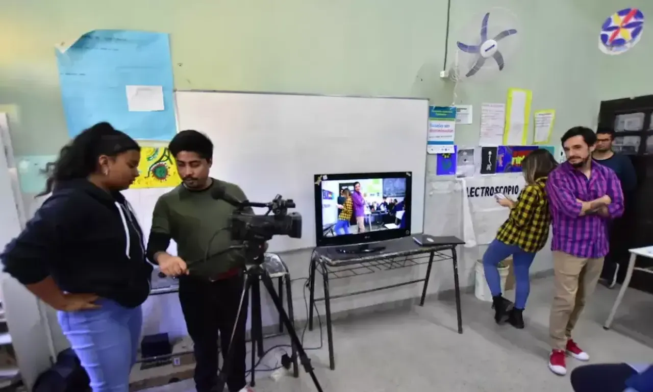 Descubriendo el mundo audiovisual: El proyecto "Varela TeVe" llega a las escuelas