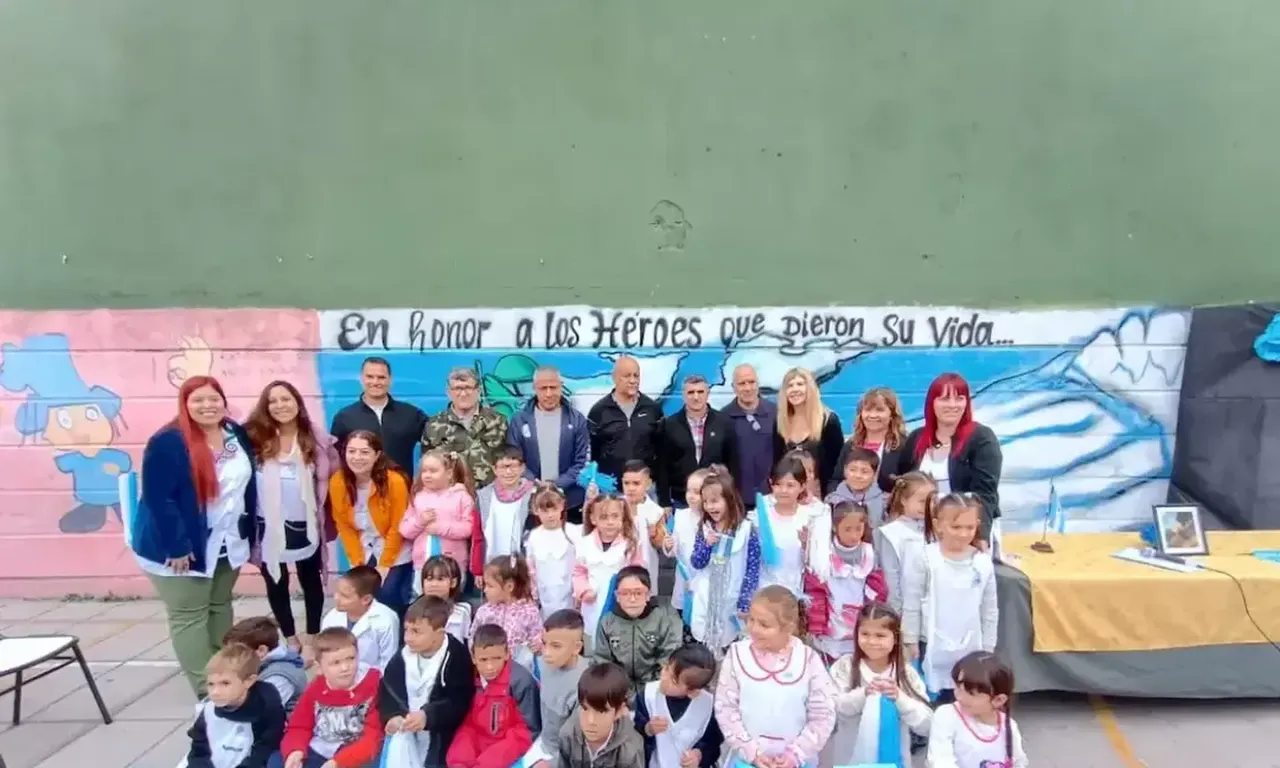 Reconocimiento para soldado caído en la guerra de Malvinas en escuela primaria de Varela